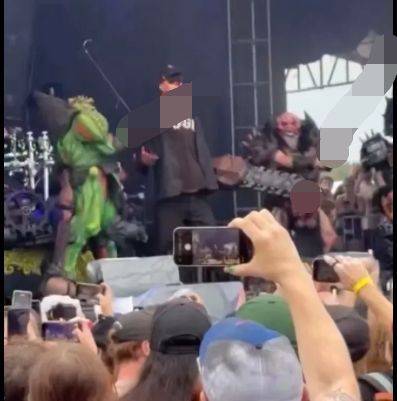 미국의 한 헤비메탈 밴드가 일론 머스크 테슬라 CEO와 도널드 트럼프 미국 대통령을 본뜬 모형을 대상으로 과격한 퍼포먼스를 펼쳐 논란이 일고 있다. 뉴욕포스트