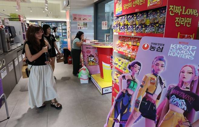 지난 16일 서울 명동 한 편의점에서 외국인 관광객들이 물품을 고르고 있다. 연합뉴스