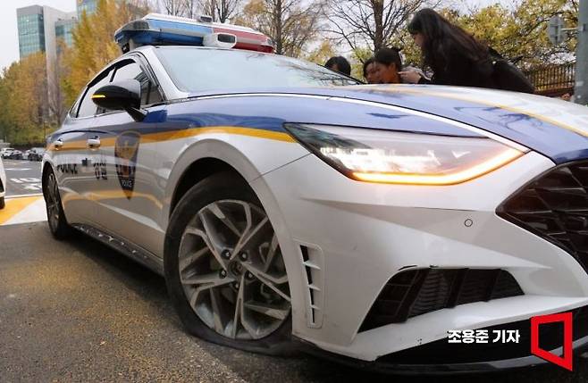 2024학년도 대학수학능력시험일인 16일 서울 중구 이화여자외국어고등학교에 마련된 시험장 앞에 도착한 순찰차 타이어가 터져 있다. 이 순찰차는 상명대에서 수험생을 태워 운행하다 타이어가 터졌지만 수험생을 안전하게 이동시켰다. 사진=조용준 기자 jun21@