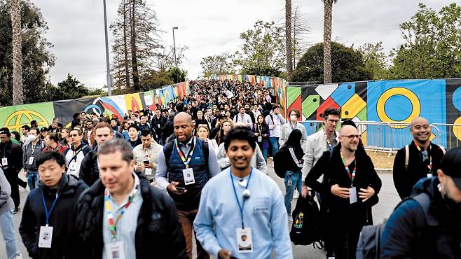외국 전문 인력을 고용해온 미국 빅테크의 인력 수급이 H-1B 비자 수수료 100배 인상 여파로 변화가 불가피할 전망이다. 사진은 미 캘리포니아 마운틴뷰 구글 본사에서 열린 개발자 대회 ‘I/O’에서 다양한 국가 출신의 개발자들이 행사장으로 이동하는 장면./게티이미지코리아