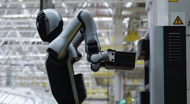 지난 7월 중국 휴머노이드 로봇 회사 유비테크가 공개한 최신형 모델인 '워커 S2'가 스스로 배터리를 교체하고 있다. 이 모델의 로봇들은 두뇌가 서로 연결되어 '집단 지성'을 사용할 수 있고, 허리를 162도까지 돌릴 만큼 유연할 뿐 아니라 15㎏짜리 물품을 번쩍 들 정도로 힘도 세다. /유비테크