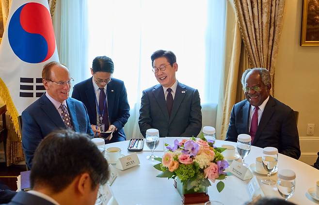 이재명 대통령이 22일(현지 시간) 미국 뉴욕의 한 호텔에서 세계경제포럼 의장인 래리 핑크(왼쪽) 블랙록 회장, 아데바요 오군레시(오른쪽) 글로벌 인프라스트럭처 파트너스 회장을 접견하고 있다./뉴시스