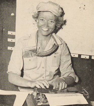 타자기를 치는 마거리트 히긴스. 목숨이 위태로운 절체절명의 순간에도 기사 작성을 위한 타자기만은 손에서 놓치 않으려 했다. /인천시립박물관