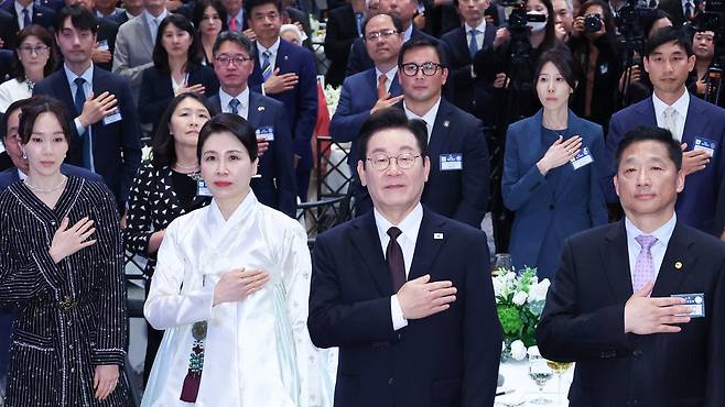 이재명 대통령과 김혜경 여사가 22일(현지 시각) 미국 뉴욕의 한 호텔에서 열린 동포 간담회에서 참석자들과 국민의례를 하고 있다./뉴시스