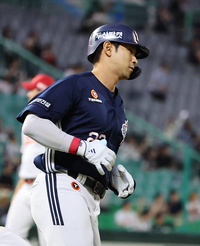 두산 강승호가 2회 솔로 홈런을 치고 베이스를 돌고 있다. /연합뉴스