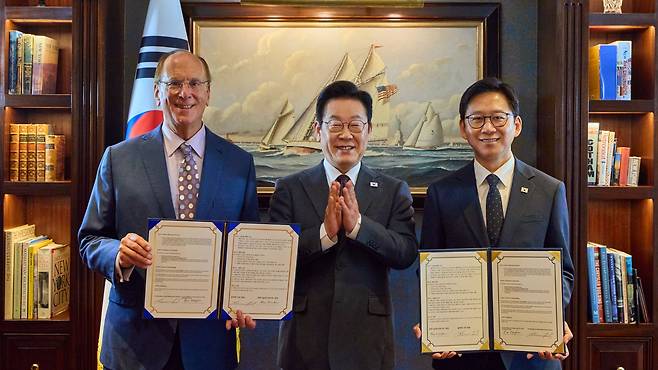 이재명 대통령이 22일(현지 시간) 미국 뉴욕의 한 호텔에서 배경훈 과학기술정보통신부 장관과 세계경제포럼 의장인 래리 핑크 블랙록 회장의 AI 산업 글로벌 협력을 위한 MOU 체결 때 박수를 치고 있다./뉴시스