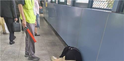 지난 17일 오후 5시 45분쯤 서울 구로역 환승 육교에 쓰러져 있던 한 여성의 모습./연합뉴스