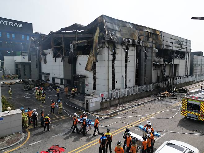 2024년 6월 24일 경기 화성시에 위치한 일차전지 제조 공장 아리셀에서 화재가 발생하면서 소방대원들이 시신을 수습하고 있다. / 김지호 기자