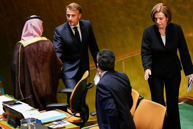 사우디아라비아 외무장관 파이살 빈 파르한 알사우드(왼쪽)가 프랑스 대통령 에마뉘엘 마크롱(가운데)을 맞이하고 있다. /연합뉴스