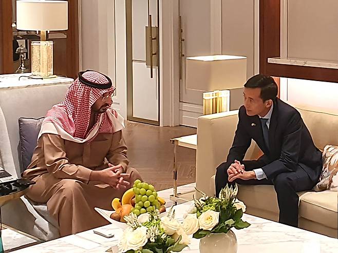 김동관(오른쪽) 한화그룹 부회장이 지난해 11월 압둘라 빈 반다르 알 사우드 사우디아라비아 국가방위부 장관과 만나 사우디의 국가발전전략인 '비전2030'의 안보 및 경제 분야 협력방안을 논의했다. / 한화 제공