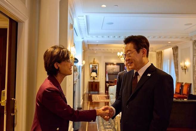 유엔총회 참석차 미국을 방문한 이재명 대통령이 22일(현지 시각) 뉴욕에서 영 킴 미 하원 외무위 동아태소위원장과 악수하고 있다. /연합뉴스