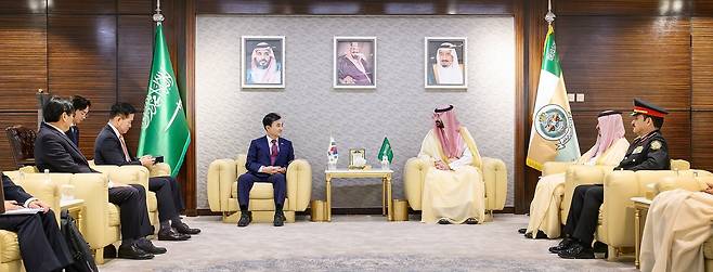 안규백 국방부 장관이 21일(현지시간) 사우디아라비아 리야드에서 압둘라 빈 반다르 사우디 국가방위부 장관과 회담하고 있다./국방부 제공