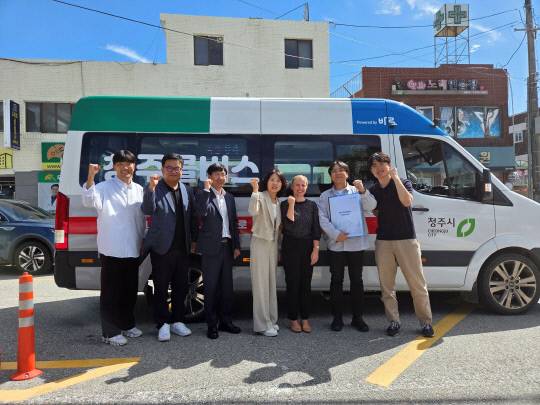 청주시가 추진 중인 콜 버스 사업이 해외에서 벤치마킹을 위해 방문하는 등 큰 인기를 얻고 있다. 청주시 제공