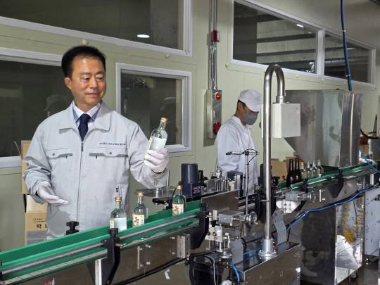 전제모 대전브루스주조 농업회사법인 대표가 대전브루스주조 공장에서 프리미엄 증류 소주 '락희'의 생산 과정을 살펴보고 있다. 대전부르스주조 농헙회사법인 제공