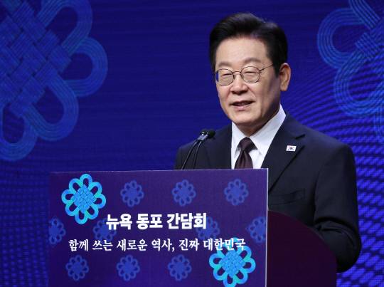 유엔총회 참석차 미국을 방문한 이재명 대통령이 22일(현지시간) 뉴욕의 한 호텔에서 열린 동포간담회에서 인사말을 하고 있다. 연합뉴스