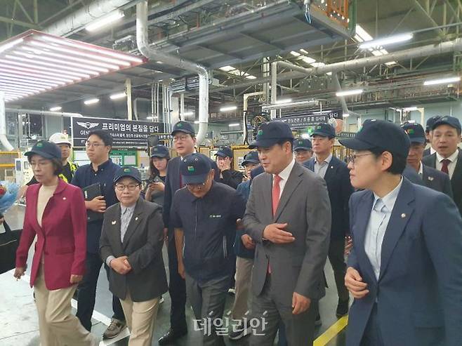 국민의힘 장동혁 대표(오른쪽 두 번째)가 조지연 의원(오른쪽 첫번째), 임이자 의원(오른쪽 네번째), 이인선 대구시당위원장(오른쪽 다섯번째)와 함께 22일 경북 경산 진량읍에 위치한 자동차 부품기업 일지테크의 생산현장을 둘러보고 있다. ⓒ데일리안 김민석 기자