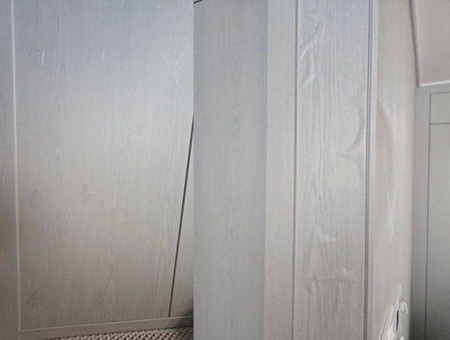 미흡한 시트지 마감으로 들뜸 현상이 발생한 벽면 사진. 입주자 제공. ⓒ데일리안