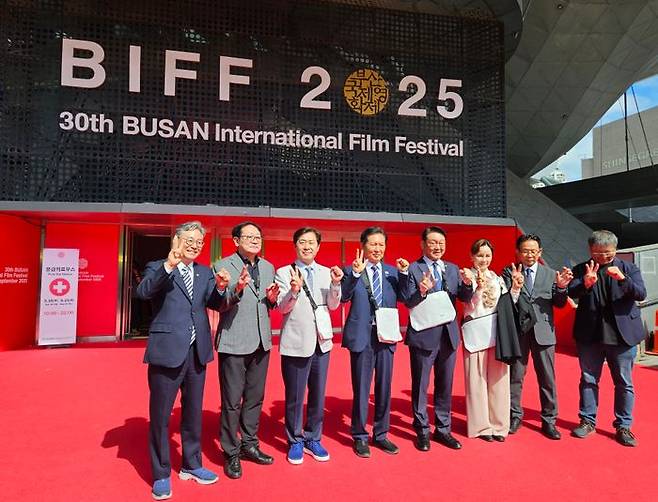 더불어민주당 정청래 대표와 황명선 최고위원 등이 부산국제영화제가 열리고 있는 해운대구 영화의전당을 찾아 기념사진 촬영을 하고 있다. ⓒ데일리안 송오미 기자