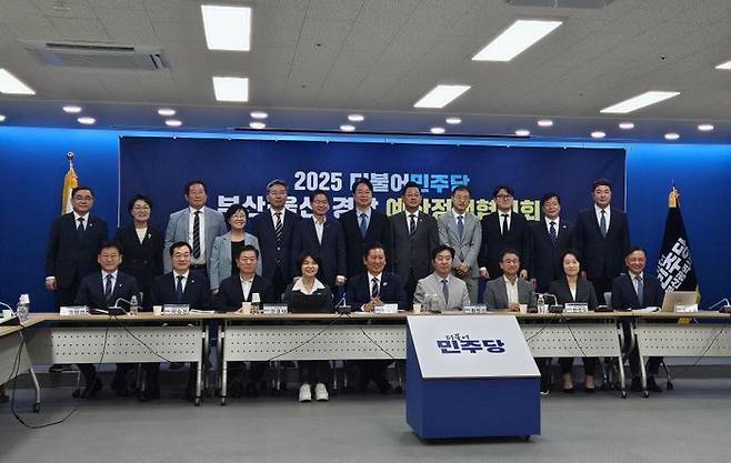 정청래 대표를 비롯한 더불어민주당 지도부가 23일 부산 동구 민주당 부산시당에서 열린 부산·울산·경남 예산정책협의회에 참석해 사진촬영을 하고 있다. ⓒ데일리안 송오미 기자