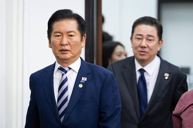 더불어민주당 정청래 대표(왼쪽)와 김병기 원내대표가 22일 국회에서 열린 최고위원회의에 나란히 참석하고 있다. 정 대표는 이날 회의에서 장외 투쟁에 나선 국민의힘 지도부를 겨냥해 “국민의힘 최악의 최약체 지도부 생큐”라고 말했다. 뉴스1