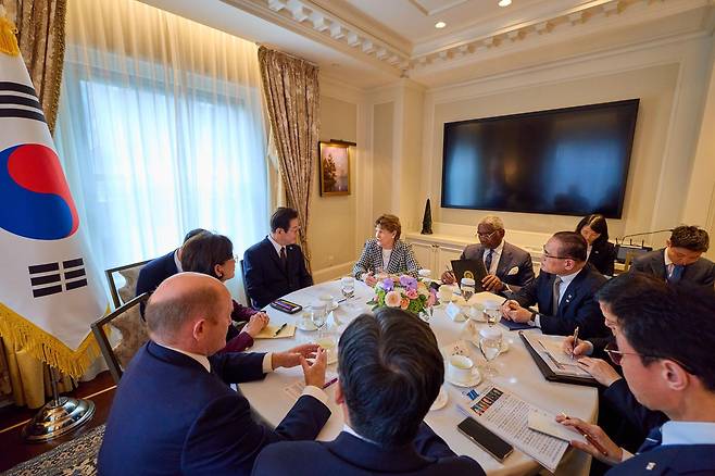 이재명 대통령이 22일(현지 시간) 미국 뉴욕의 한 호텔에서 상원 외교위 및 하원 외무위 소속 의원단을 접견하고 있다. (공동취재) 2025.09.23. 뉴시스