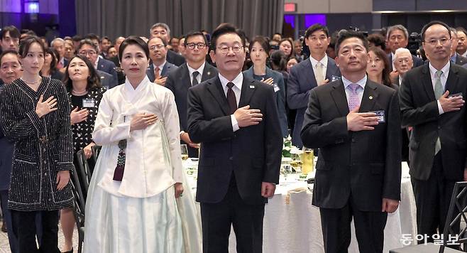 이재명 대통령과 김혜경 여사가 22일 오후 뉴욕의 한 호텔에서 열린 동포 만찬 간담회에서 국민 의례를 하고 있다. 뉴욕=송은석 기자 silverstone@donga.com