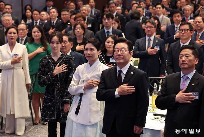 이재명 대통령과 김혜경 여사가 22일 오후 뉴욕의 한 호텔에서 열린 동포 만찬 간담회에서 국민 의례를 하고 있다. 뉴욕=송은석 기자 silverstone@donga.com