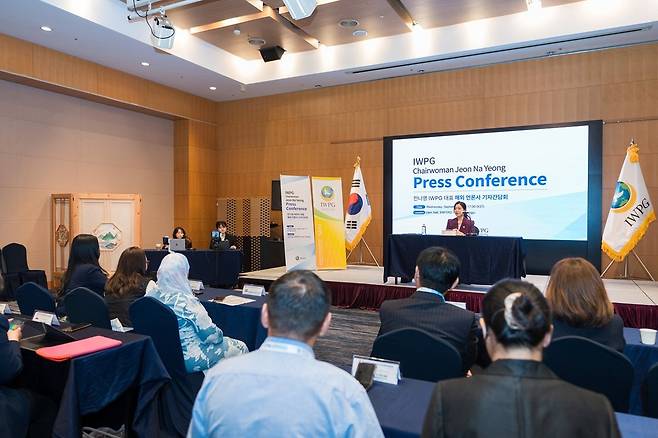 전나영 ㈔세계여성평화그룹(IWPG) 대표가 17일 대한민국 청주 엔포드호텔에서 진행된 해외 언론사 기자간담회에서 취재진의 질의에 답하고 있다.