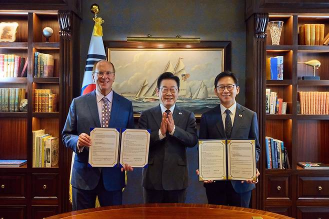 이재명 대통령이 22일(현지 시간) 미국 뉴욕의 한 호텔에서 배경훈 과학기술정보통신부 장관과 세계경제포럼 의장인 래리 핑크 블랙록 회장의 AI 산업 글로벌 협력을 위한 MOU 체결 때 박수를 치고 있다. (공동취재) 2025.09.23 뉴시스