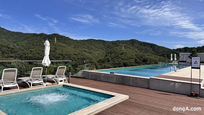 한화호텔앤드리조트 새 프리미엄 리조트 ‘안토(ANTO·安土)’ 내부 회원 전용 인피니티 풀. 윤우열 기자 cloudancer@donga.com