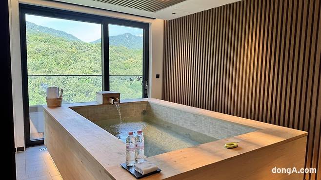 한화호텔앤드리조트 새 프리미엄 리조트 ‘안토(ANTO·安土)’ 내부 회원 전용 객실인 포레스트하우스에 마련된 편백나무(히노끼)탕. 윤우열 기자 cloudancer@donga.com