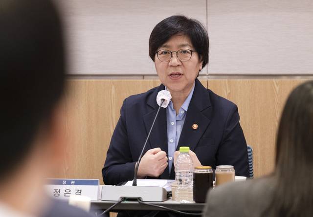 정은경 보건복지부 장관은 22일 서울 여의도 FKI타워에서 열린 출입기자단 정책간담회에서 ‘복지부 이재명 정부 국정과제’에 대해 설명하고 있다. [복지부 제공]