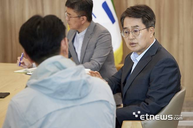 김동연 경기지사가 22일 도청 집무실에서 '극저신용대출' 이용자들을 만나 사용 후기에 대한 대화를 나누고 있다.