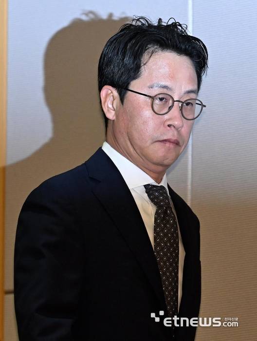 조좌진 롯데카드 대표가 18일 서울 중구 부영태평빌딩에서 사이버 침해 사고 관련 기자간담회를 위해 입장하고 있다.  이동근기자 foto@etnews.com