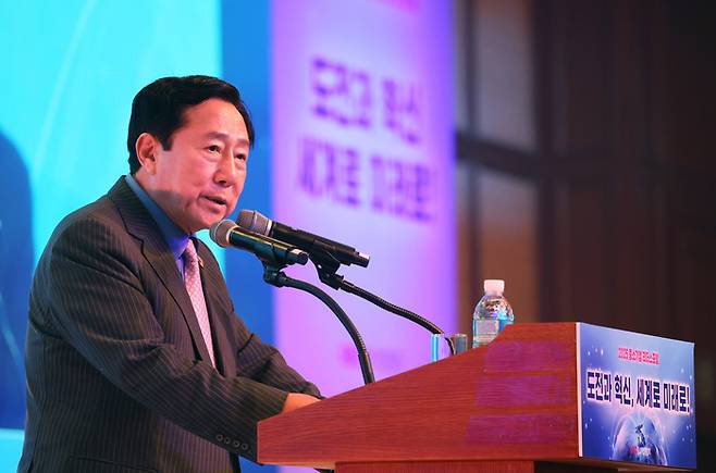 23일 제주 롯데호텔에서 열린 '2025 중소기업 리더스포럼' 개막식에서 김기문 중소기업중앙회 회장이 인사말을 하고 있다. 〈출처:중기중앙회〉