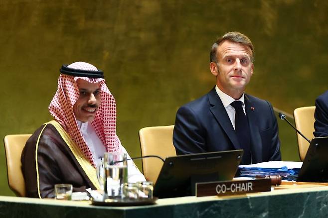 22일(현지시간) 미국 뉴욕의 유엔본부에서 에마뉘엘 마크롱 프랑스 대통령(오른쪽)과 파이살 빈 파르한 알 사우드 사우디아라비아 외무장관이 팔레스타인 관련 회의를 주재하고 있다.AFP연합뉴스