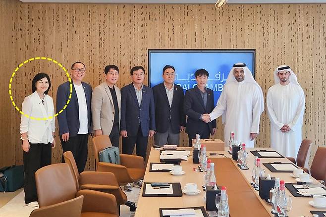 울산시의회 행정자치위원회 소속 천미경 시의원(노란 점선 원 안)이  2025년도 산업건설위원회 공무국외출장에 편승해 방문한 아랍에미리트에서 현지인들과 기념사진을 촬영하고 있다. 울산시의회 제공