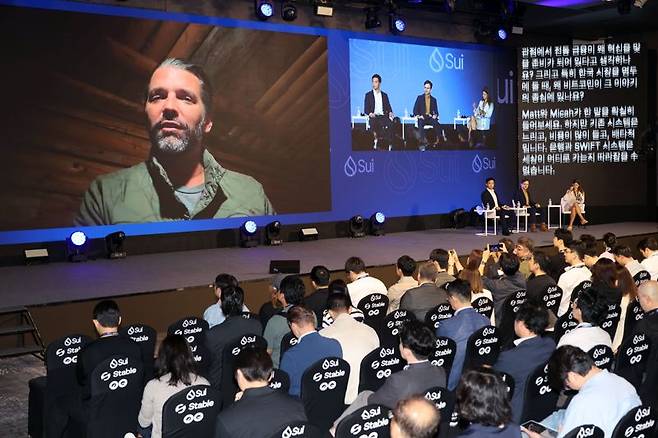 도널드 트럼프 주니어(왼쪽 첫번째)가 23일 서울 워커힐 호텔앤리조트에서 열린 ‘코리아블록체인위크 2025(KBW2025)’ 메인 컨퍼런스인 ‘임팩트(KBW2025:IMPACT)’ 특별대담에 화상연결로 참여해 비트코인에 대한 견해를 밝히고 있다. 사진=서동일 기자