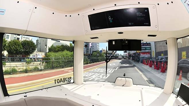 23일 서울 청계천 일대에서 자율주행 중인 셔틀버스 내부 전경. 운전석과 운전대가 없으며, 안전요원이 탑승하지만 운전에 관여하지 않는다. 청계광장~청계5가(광장시장)~청계광장을 순환하는 총 4.8㎞ 구간으로 주중 평일 오전 10시부터 오후 5시까지 운행한다. 연합뉴스