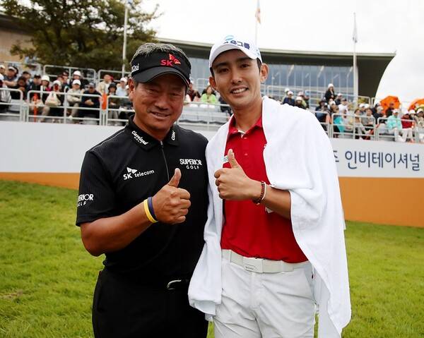 2025년 한국프로골프(KPGA) 투어 현대해상 최경주 인비테이셔널에 출전하는 최경주, 이수민 프로. 사진은 2024년 이수민 프로가 우승 직후에 대회 호스트인 최경주 프로와 기념 촬영하는 모습이다. 사진제공=KPGA (사진을 무단으로 사용하지 마십시오.)