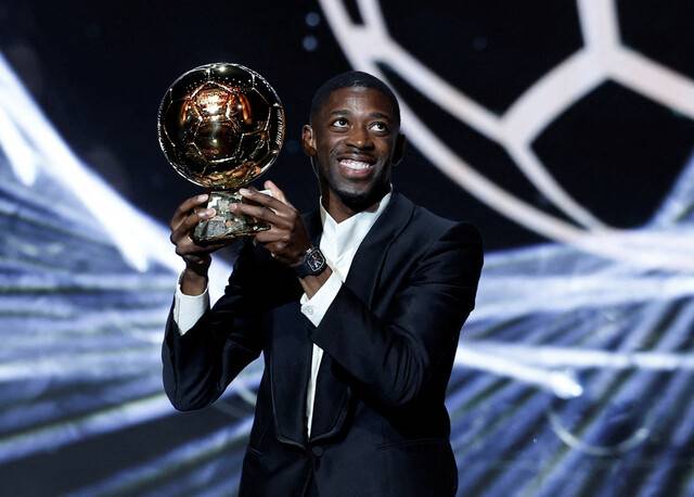 파리 생제르맹 우스만 뎀벨레가 23일(한국시각) 프랑스 파리에서 열린 2025 발롱도르 시상식에서 남자선수 부문 수상자로 선정된 뒤 트로피를 들고 있다. 파리/로이터연합뉴스