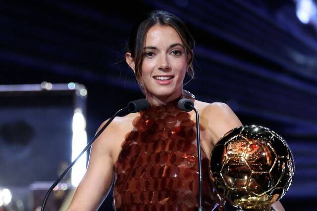 FC바르셀로나 아이타나 본마티(27)가 23일 프랑스 파리에서 열린 2025 발롱도르 시상식에서 여자 선수 부문 수상자로 선정된 뒤 소감을 말하고 있다. 파리/AFP연합뉴스