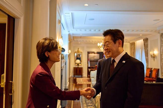 유엔총회 참석차 미국을 방문한 이재명 대통령이 22일(현지시각) 뉴욕에서 영 킴 미 하원 외무위 동아태소위원장과 악수하고 있다. 연합뉴스