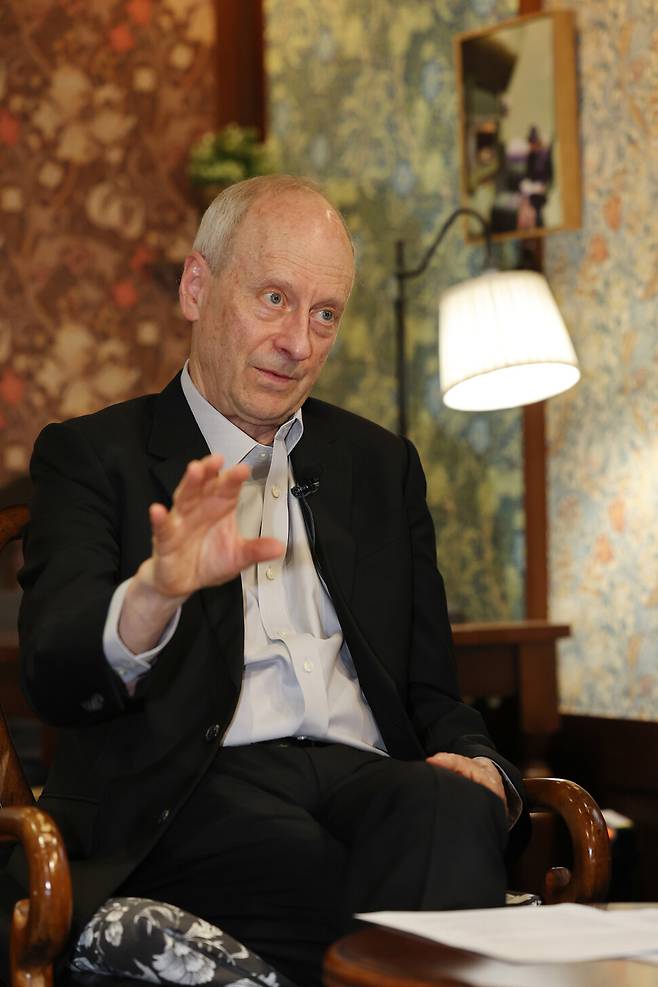 마이클 샌델 미 하버드대 교수가 18일 오전 서울 종로구에 있는 한 카페에서 한겨레와 인터뷰 하고 있다. 류우종 기자 wjryu@hani.co.kr