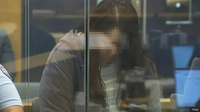 두 자녀 살해 혐의를 받는 한국계 이아무개씨가 8일(현지시각) 뉴질랜드 오클랜드 고등법원 첫 공판에 출석해 있다. BBC화면 갈무리