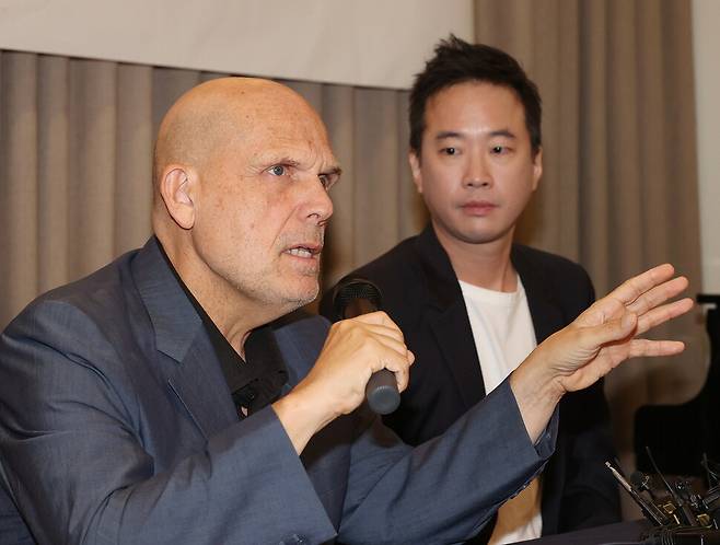 얍 판 츠베덴 서울시향 음악감독(왼쪽)이 23일 서울 종로구 더프리마아트센터에서 ‘오징어 게임’ 음악을 만든 작곡가 정재일과 간담회를 열었다. 연합뉴스