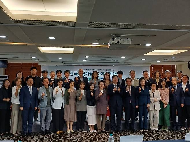 23일 서울 프레스센터에서 열린 한국과학기술미디어센터 개소식에서 센터 관계자들이 기념촬영을 하고 있다.