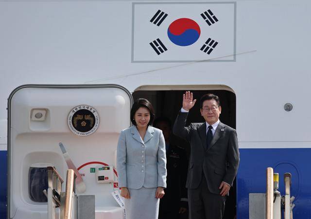 이재명 대통령과 부인 김혜경 여사가 22일 경기 성남 서울공항에서 공군 1호기에 탑승 전 인사를 하고 있다. 이 대통령은 유엔총회 참석차 미국 뉴욕으로 출국해 한국 정상 최초로 안전보장이사회(안보리) 공개 토의를 주재한다. 성남=왕태석 선임기자