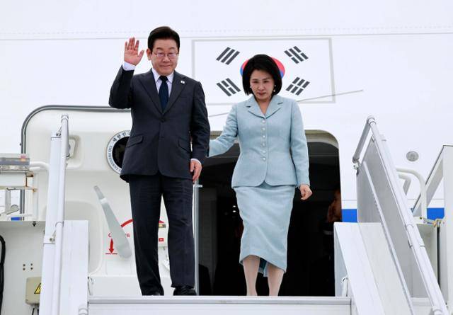 유엔총회 참석차 미국을 방문한 이재명 대통령과 김혜경 여사가 22일(현지시간) 뉴욕 JFK공항에 착륙한 공군 1호기에서 환영객에게 인사하고 있다. 뉴욕=연합뉴스