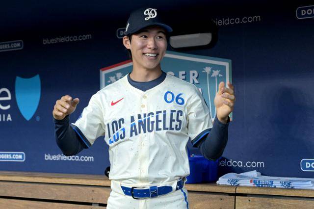 LA다저스 김혜성이 21일 미국 캘리포니아주 로스앤젤레스(LA) 다저스타디움에서 열린 샌프란시스코전에 앞서 더그 아웃에서 몸을 풀고 있다. 그는 이날 경기에 출전하지 못했다. LA=로이터 연합뉴스